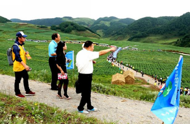 全國馬鈴薯大會(huì )專(zhuān)家到水磨制種基地參觀(guān).png